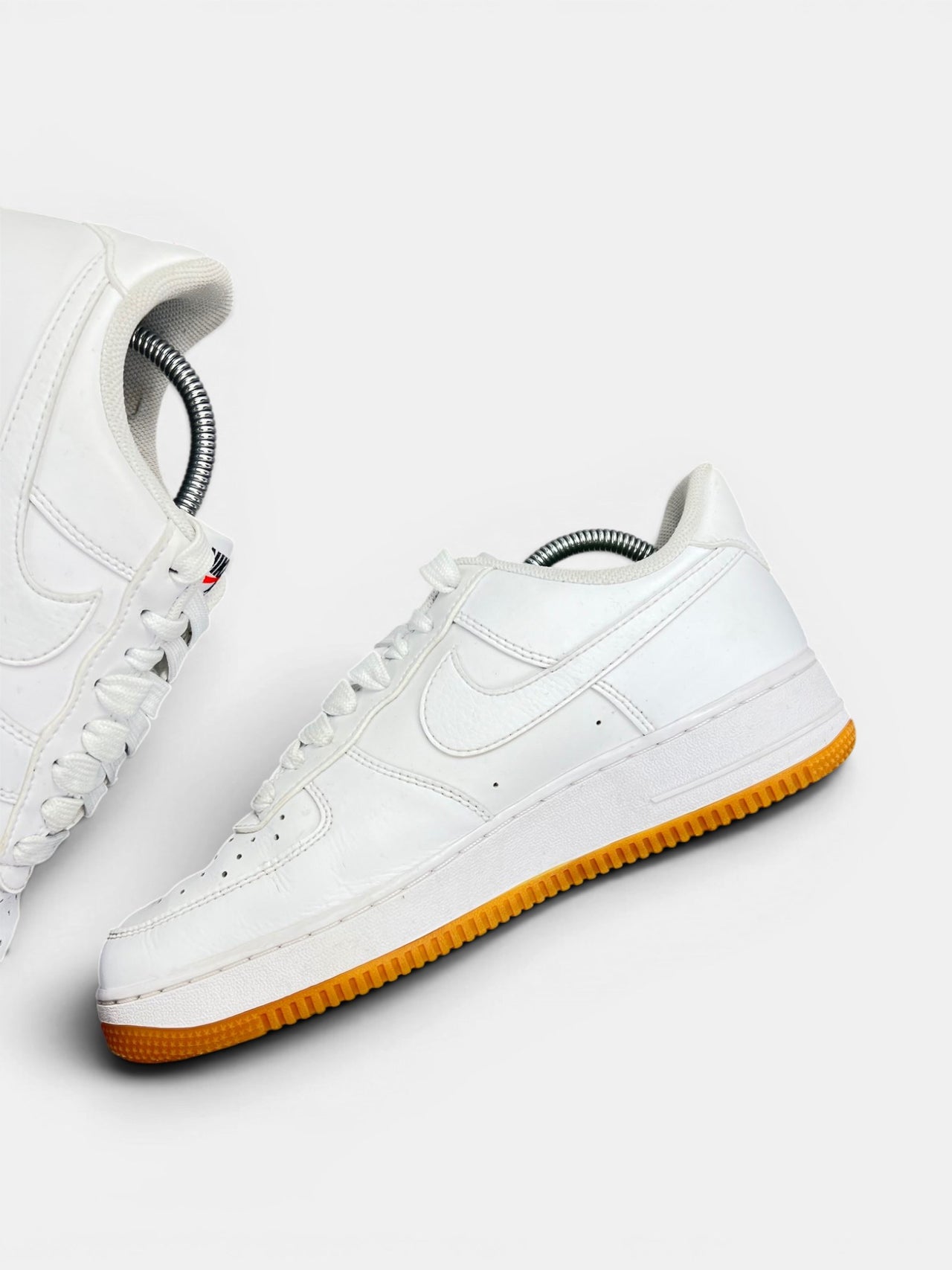 Nike Air Force 1 Low White Gum — buty sportowe męskie w bardzo dobrym stanie rozmiar 42, wewnętrzny panel prawego buta