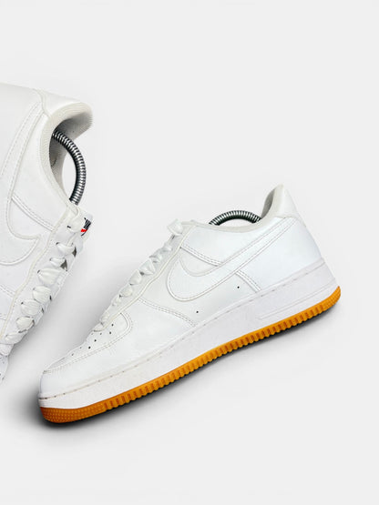 Nike Air Force 1 Low White Gum — buty sportowe męskie w bardzo dobrym stanie rozmiar 42, wewnętrzny panel prawego buta