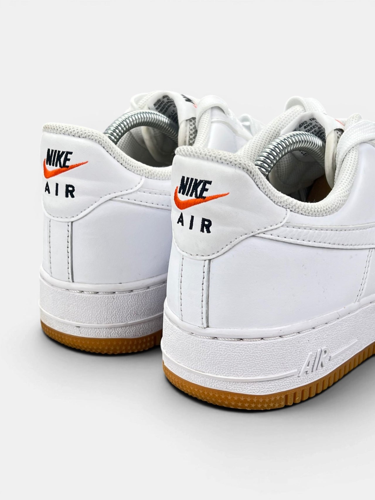 Nike Air Force 1 Low White Gum — buty sportowe męskie w bardzo dobrym stanie rozmiar 42, widok z tyłu