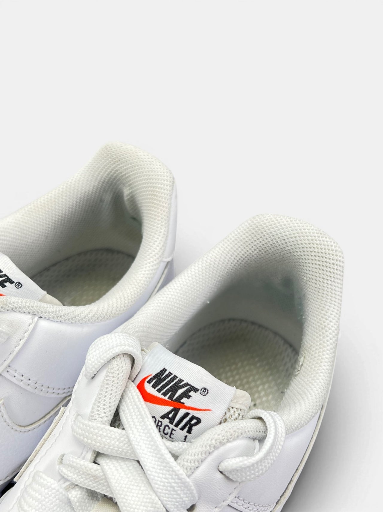 Nike Air Force 1 Low White Gum — buty sportowe męskie w bardzo dobrym stanie rozmiar 42, zapiętki butów