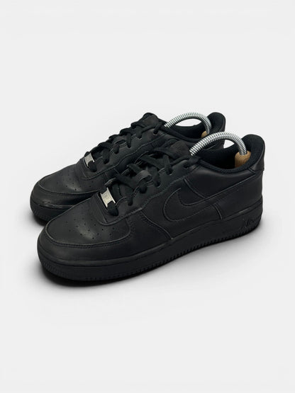 Nike Air Force 1 Low Triple Black — buty sportowe damskie w bardzo dobrym stanie rozmiar 40, widok z boku