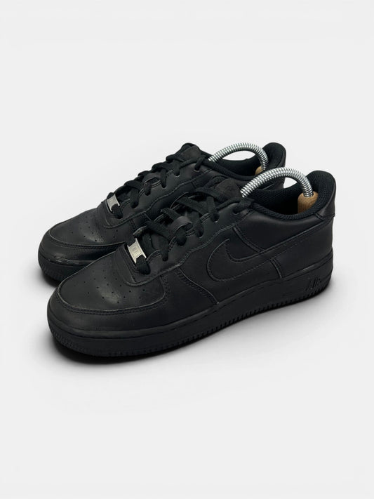 Nike Air Force 1 Low Triple Black — buty sportowe damskie w bardzo dobrym stanie rozmiar 40, widok z boku