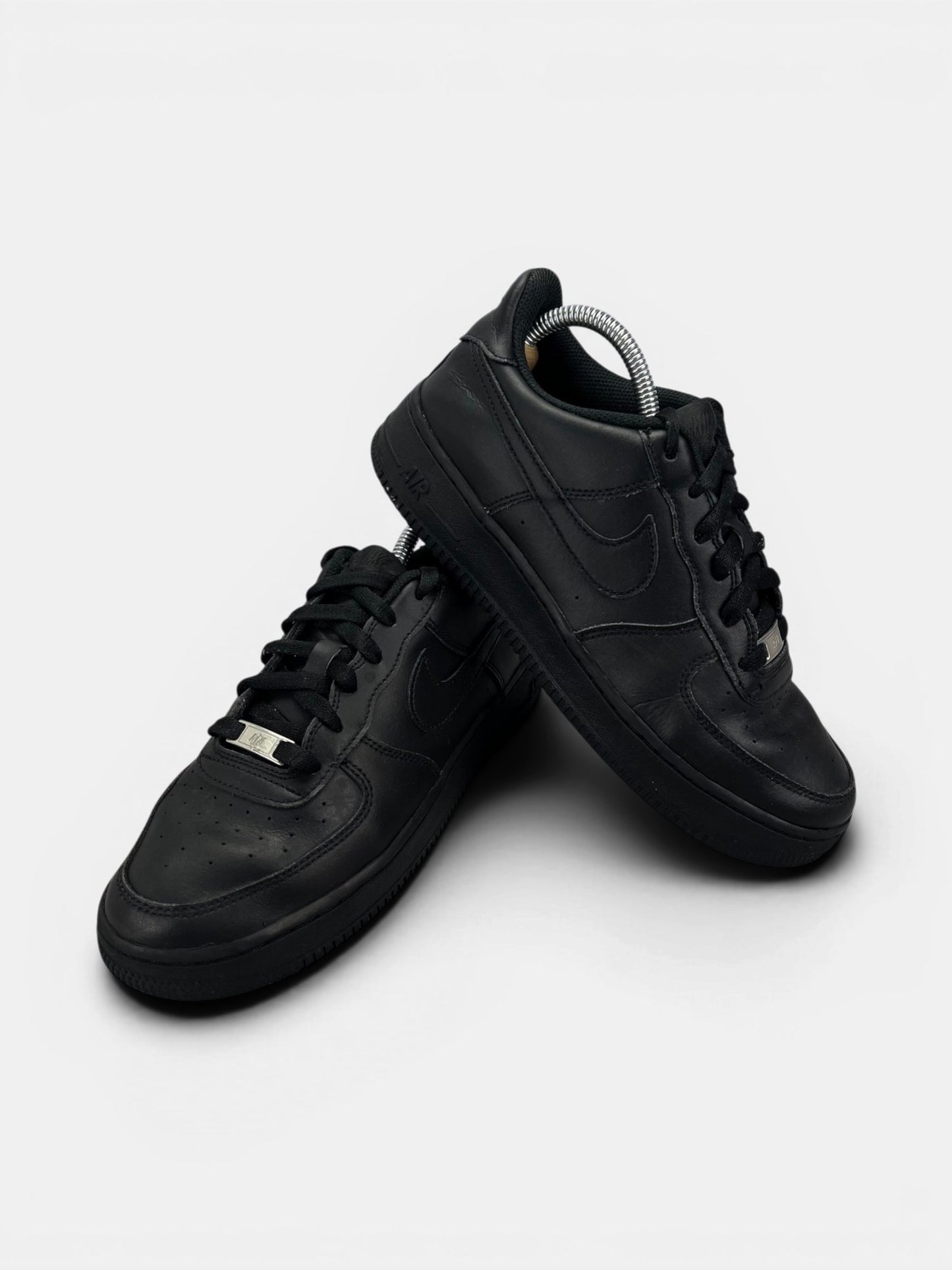 Nike Air Force 1 Low Triple Black — buty sportowe damskie w bardzo dobrym stanie rozmiar 40, boczny profil