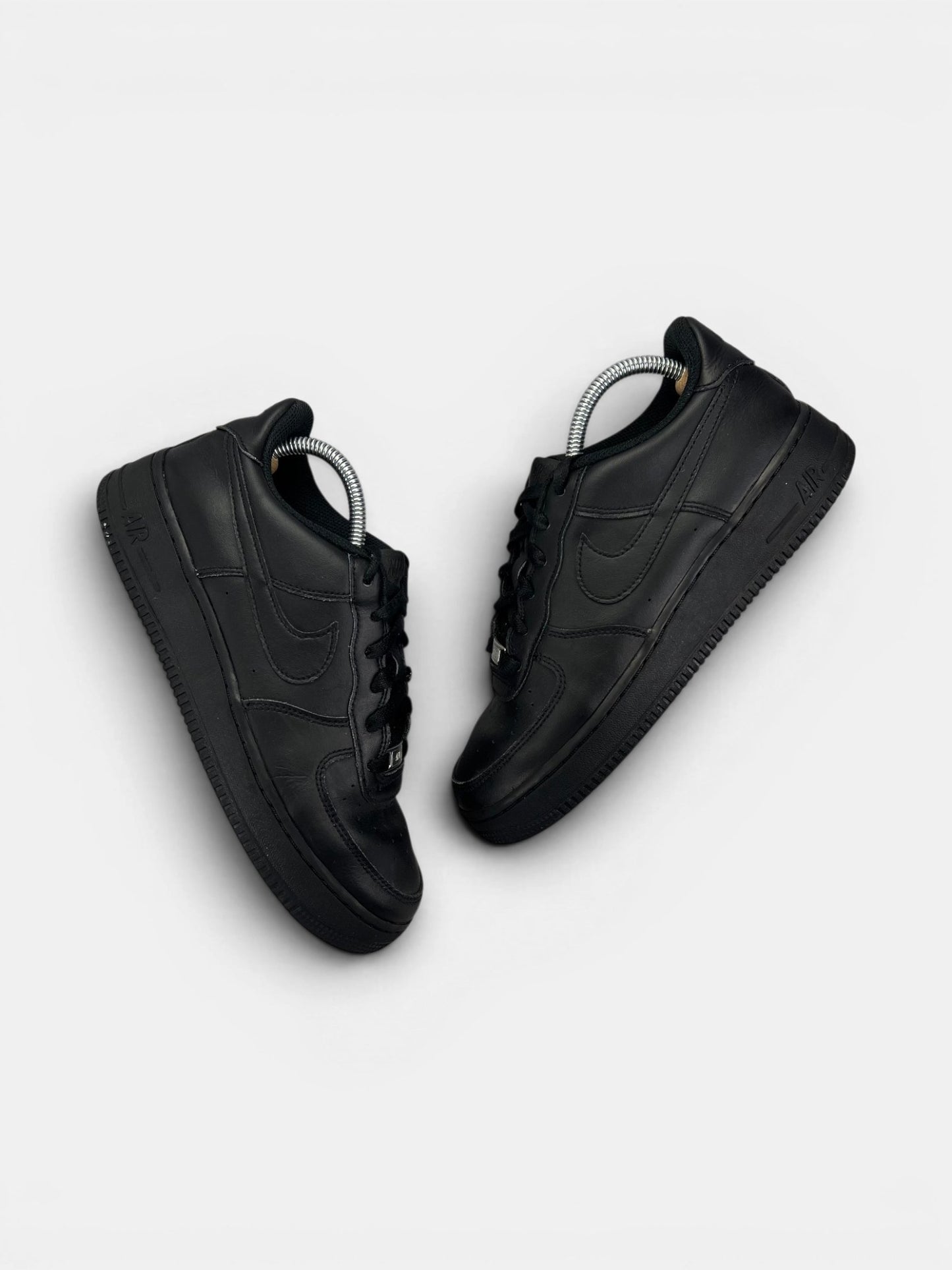 Nike Air Force 1 Low Triple Black — buty sportowe damskie w bardzo dobrym stanie rozmiar 40, widok z góry na zewnętrzną stronę butów