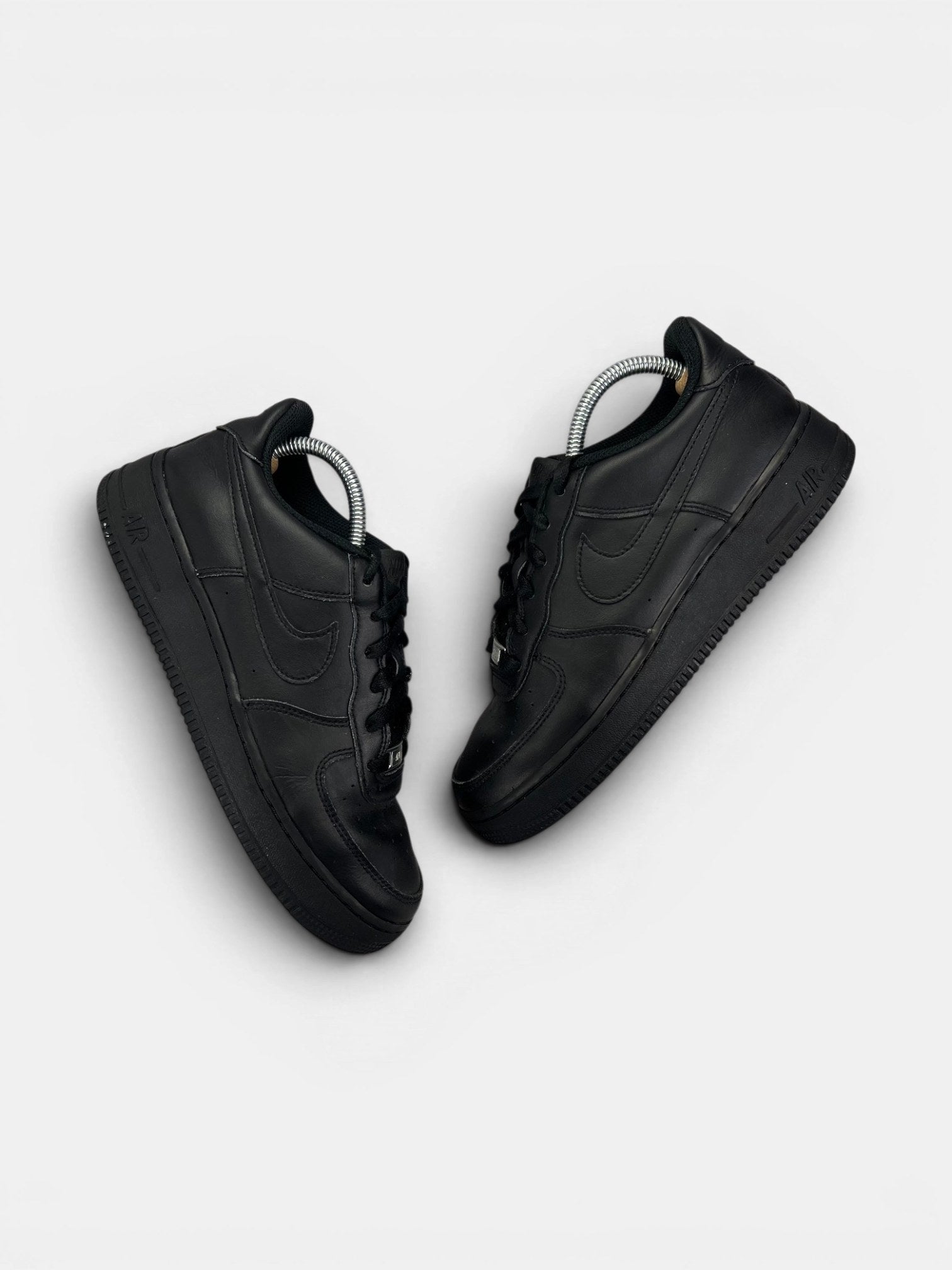 Nike Air Force 1 Low Triple Black — buty sportowe damskie w bardzo dobrym stanie rozmiar 40, widok z góry na zewnętrzną stronę butów