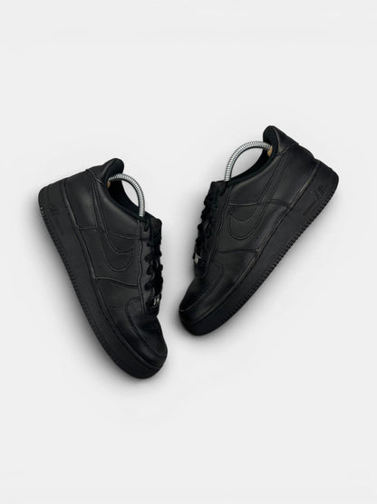 Nike Air Force 1 Low Triple Black — buty sportowe damskie w bardzo dobrym stanie rozmiar 40, widok z góry na zewnętrzną stronę butów