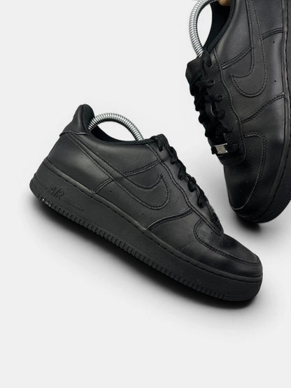 Nike Air Force 1 Low Triple Black — buty sportowe damskie w bardzo dobrym stanie rozmiar 40, zewnętrzny panel prawego buta