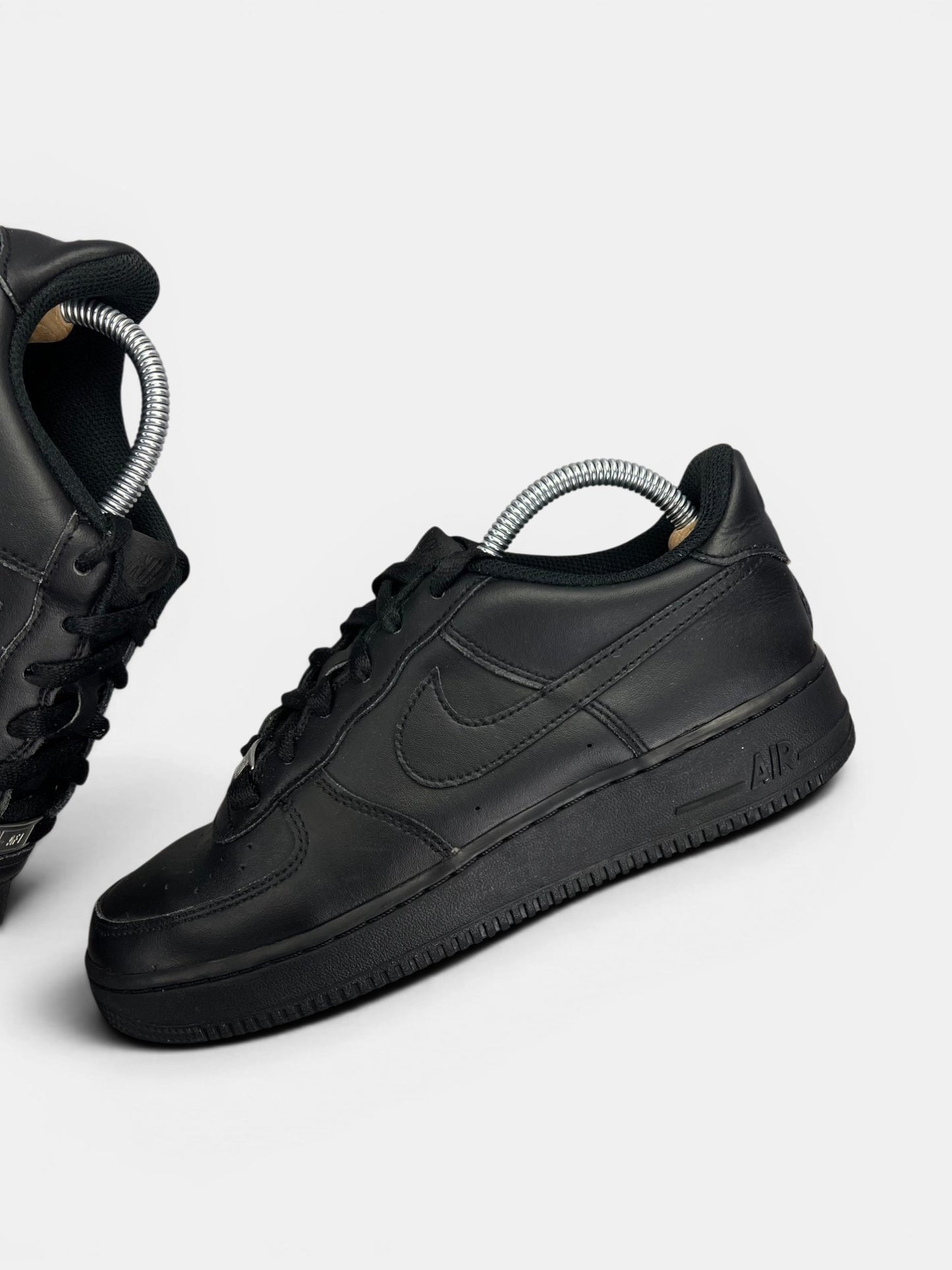 Nike Air Force 1 Low Triple Black — buty sportowe damskie w bardzo dobrym stanie rozmiar 40, zewnętrzny panel lewego buta
