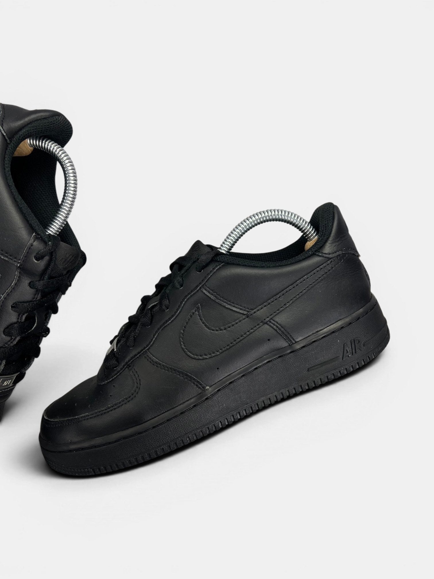 Nike Air Force 1 Low Triple Black — buty sportowe damskie w bardzo dobrym stanie rozmiar 40, zewnętrzny panel lewego buta
