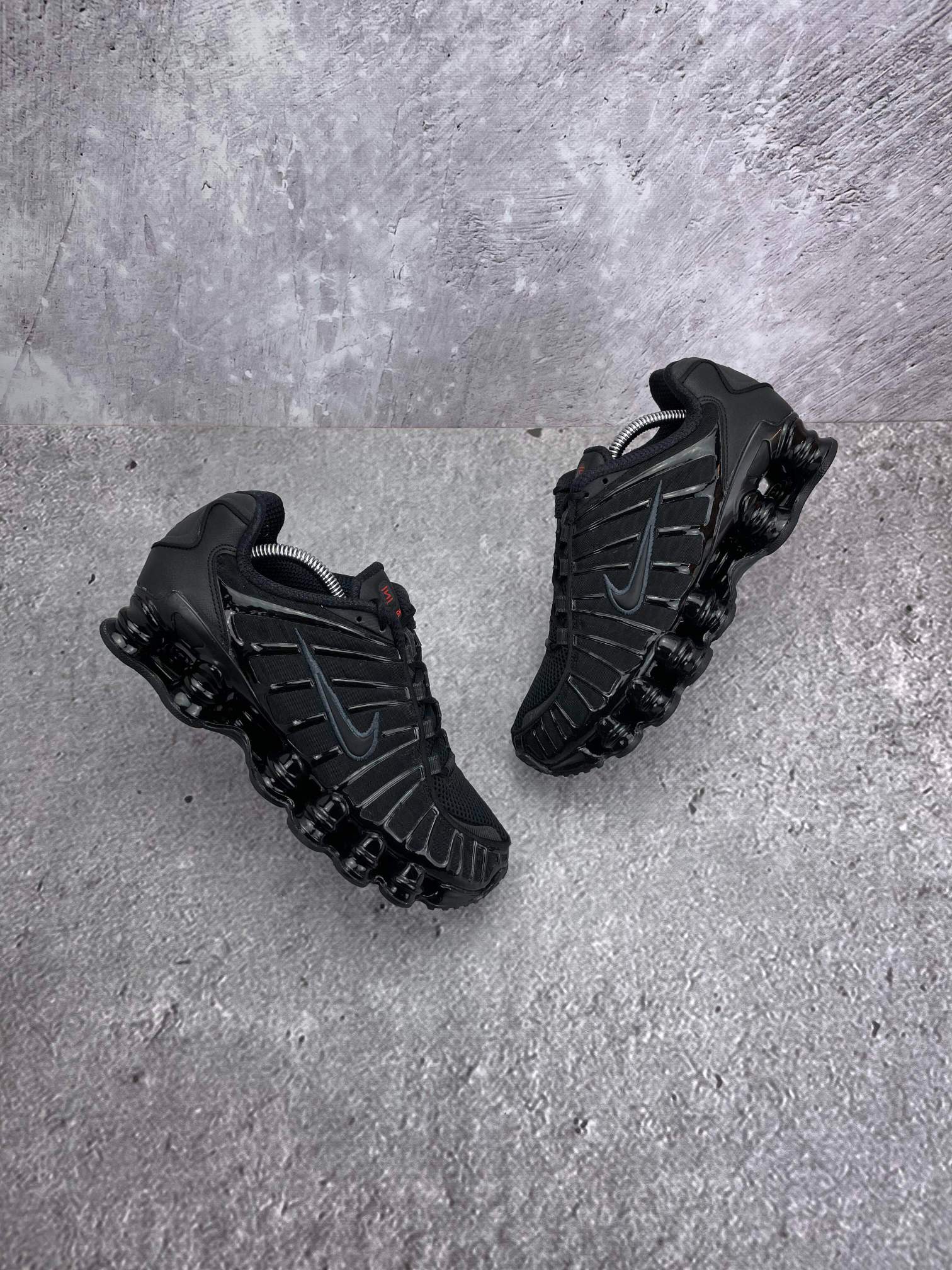 Nike Shox TL Black - buty sportowe, widok z góry na zewnętrzną stronę butów