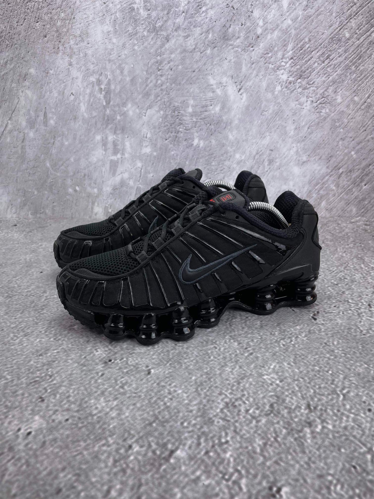 Nike Shox TL Black - buty sportowe, widok z boku na tle studyjnym
