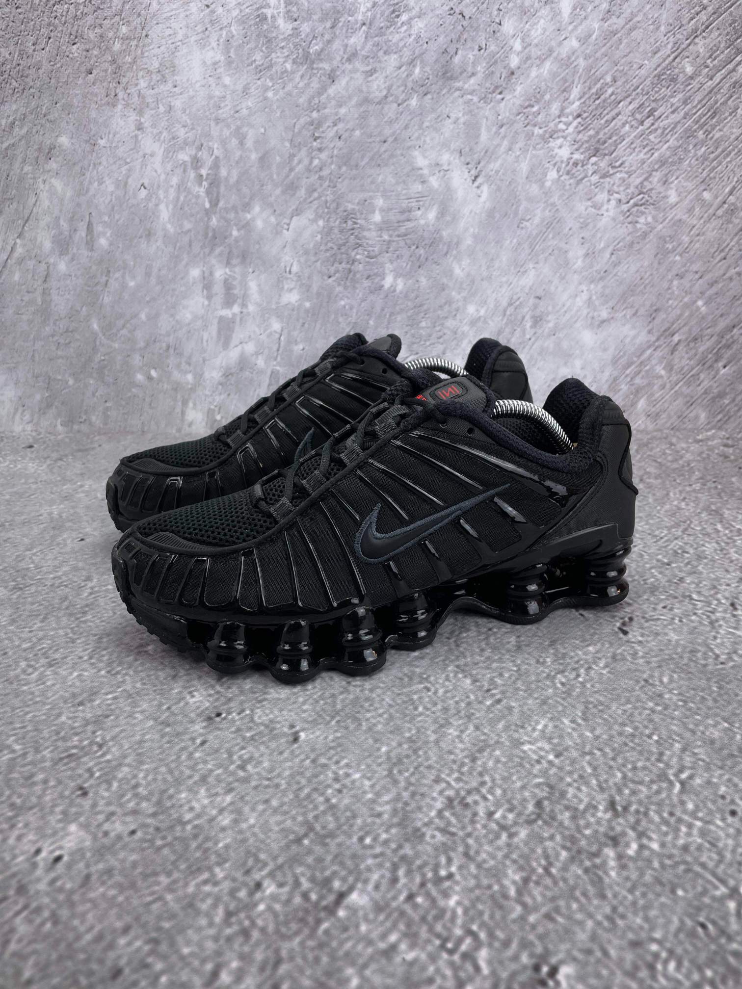 Nike Shox TL Black - buty sportowe, widok z boku na tle studyjnym