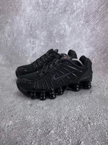Nike Shox TL Black - buty sportowe, widok z boku na tle studyjnym