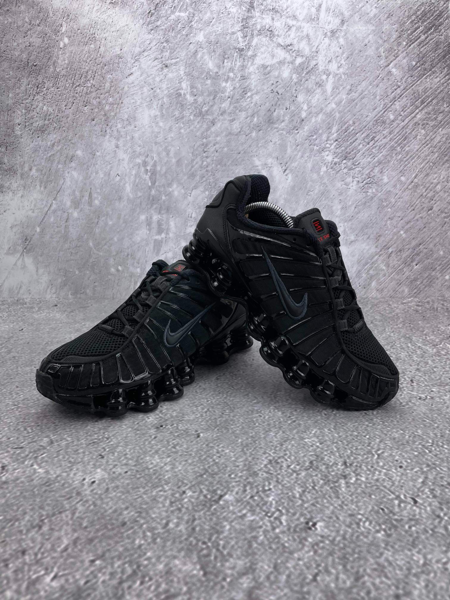 Nike Shox TL Black - buty sportowe, para butów, widok z boku na tle studyjnym