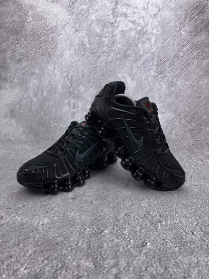 Nike Shox TL Black - buty sportowe, para butów, widok z boku na tle studyjnym