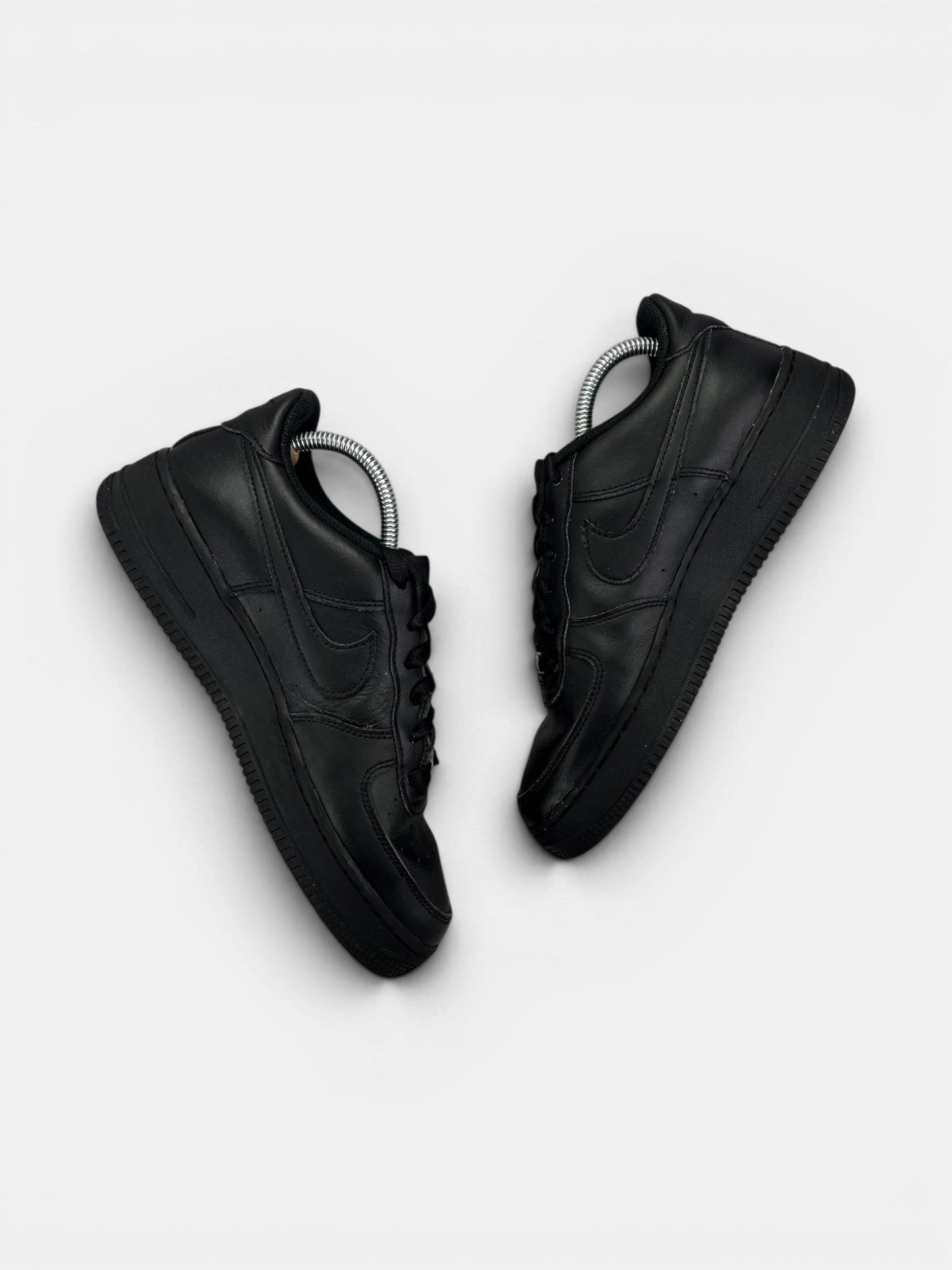 Nike Air Force 1 Low Triple Black — buty sportowe damskie w bardzo dobrym stanie rozmiar 40, widok z góry na wewnętrzną stronę butów