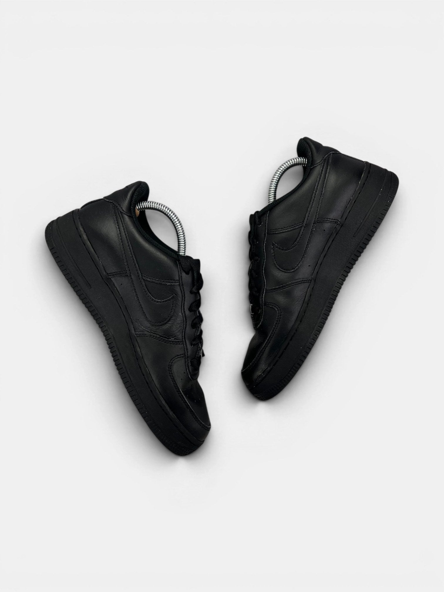 Nike Air Force 1 Low Triple Black — buty sportowe damskie w bardzo dobrym stanie rozmiar 40, widok z góry na wewnętrzną stronę butów