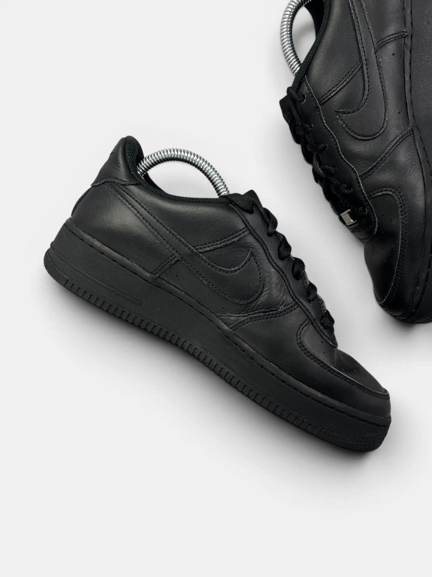 Nike Air Force 1 Low Triple Black — buty sportowe damskie w bardzo dobrym stanie rozmiar 40, wewnętrzny panel lewego buta