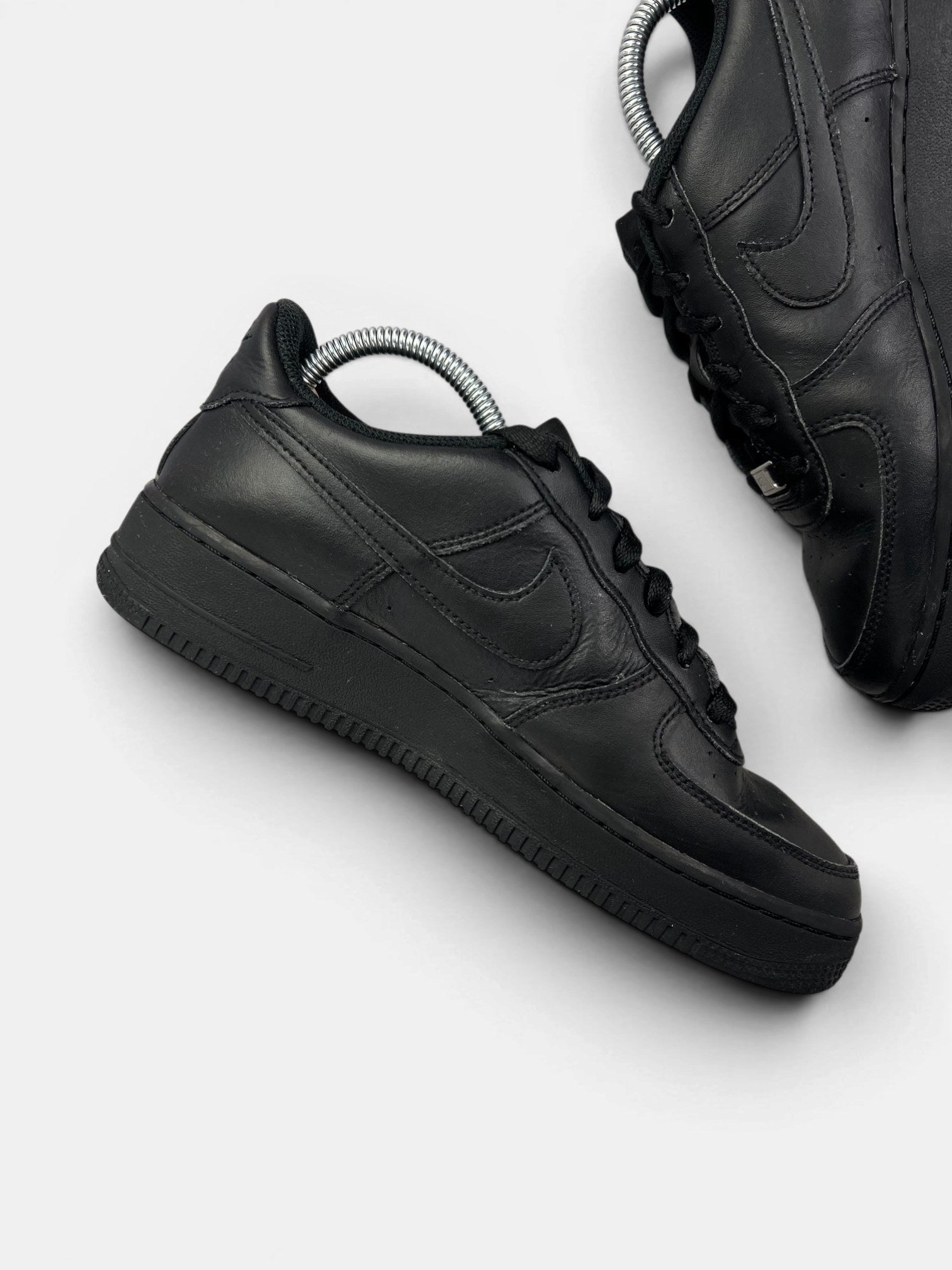 Nike Air Force 1 Low Triple Black — buty sportowe damskie w bardzo dobrym stanie rozmiar 40, wewnętrzny panel lewego buta