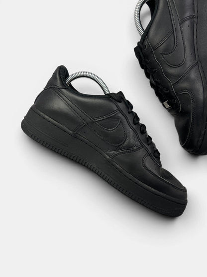 Nike Air Force 1 Low Triple Black — buty sportowe damskie w bardzo dobrym stanie rozmiar 40, wewnętrzny panel lewego buta