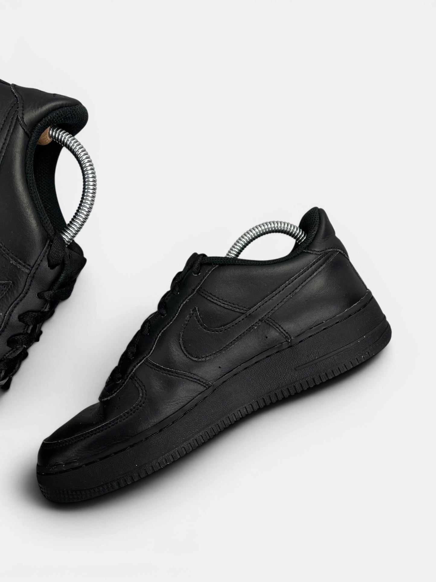 Nike Air Force 1 Low Triple Black — buty sportowe damskie w bardzo dobrym stanie rozmiar 40, wewnętrzny panel prawego buta