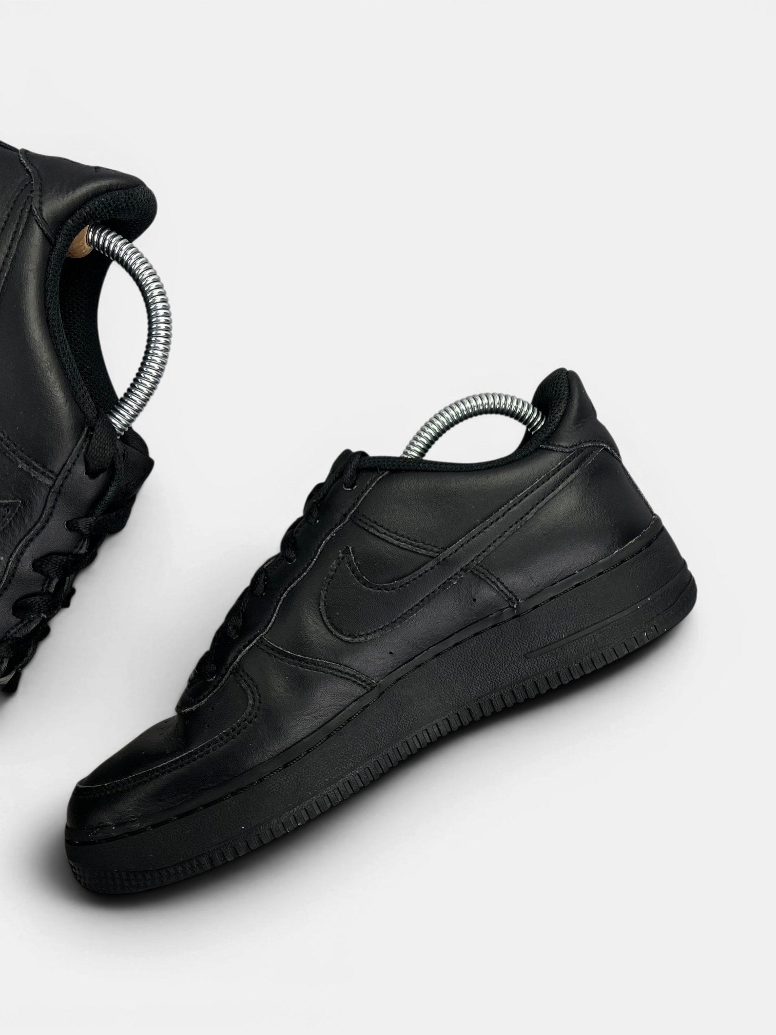 Nike Air Force 1 Low Triple Black — buty sportowe damskie w bardzo dobrym stanie rozmiar 40, wewnętrzny panel prawego buta