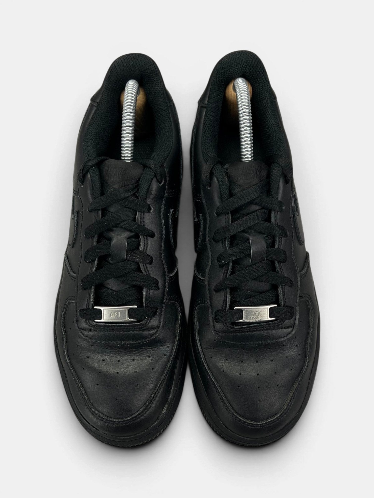 Nike Air Force 1 Low Triple Black — buty sportowe damskie w bardzo dobrym stanie rozmiar 40, widok z góry