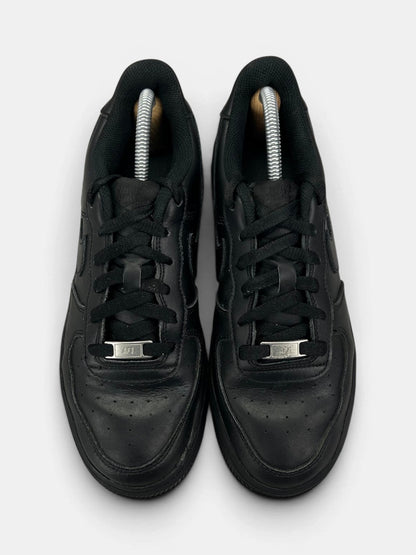Nike Air Force 1 Low Triple Black — buty sportowe damskie w bardzo dobrym stanie rozmiar 40, widok z góry