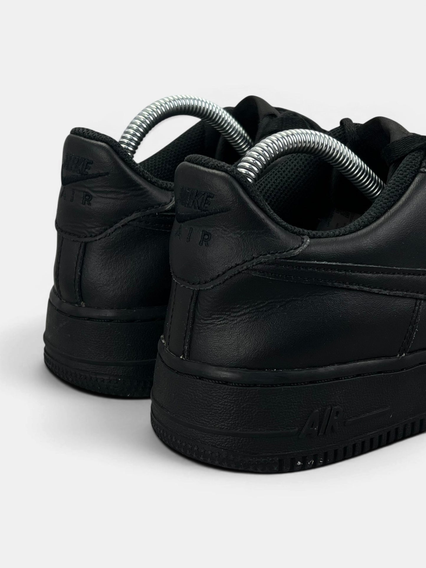 Nike Air Force 1 Low Triple Black — buty sportowe damskie w bardzo dobrym stanie rozmiar 40, widok z tyłu