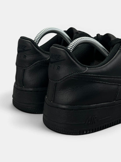 Nike Air Force 1 Low Triple Black — buty sportowe damskie w bardzo dobrym stanie rozmiar 40, widok z tyłu