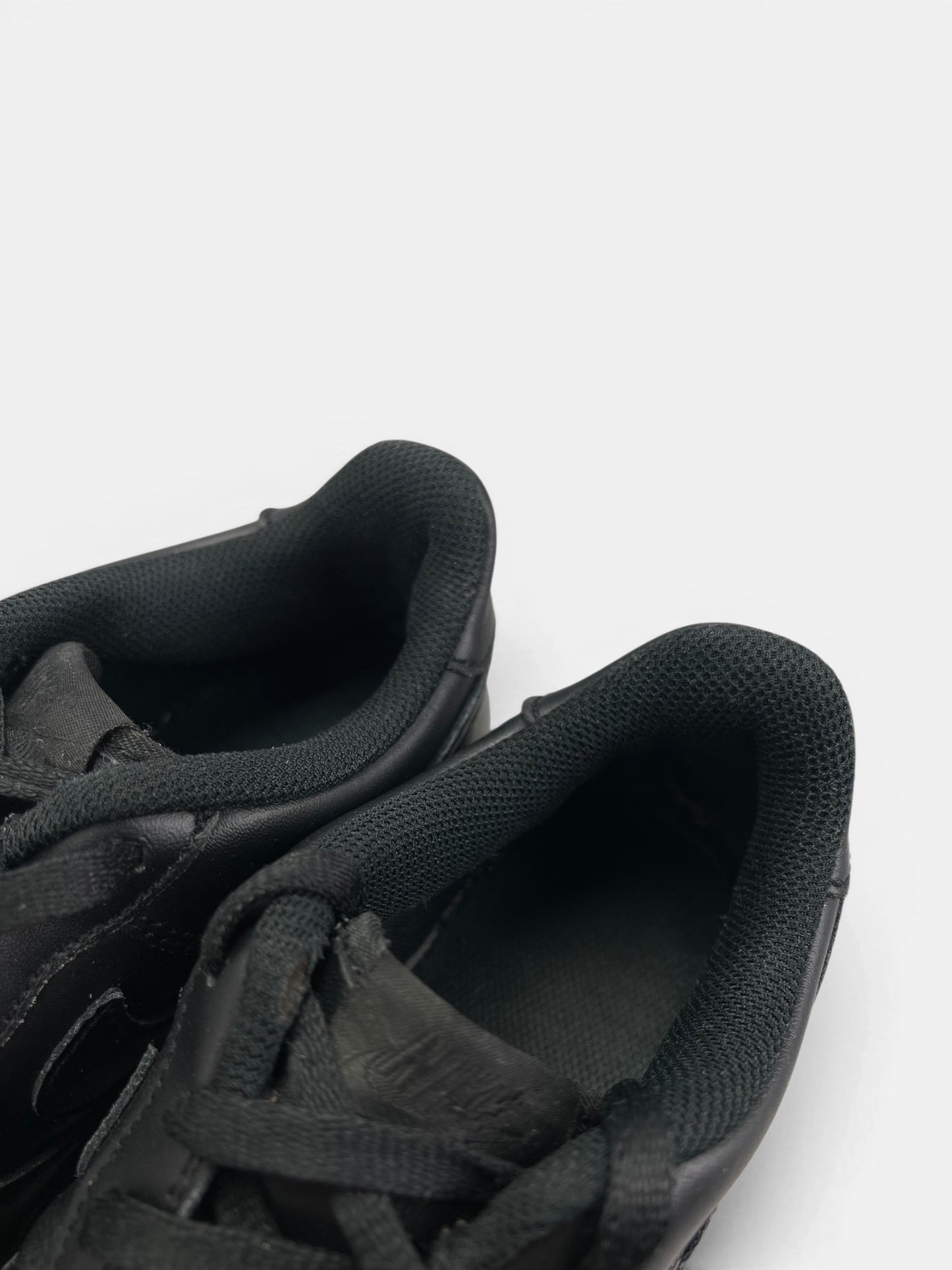 Nike Air Force 1 Low Triple Black — buty sportowe damskie w bardzo dobrym stanie rozmiar 40, zapiętki butów