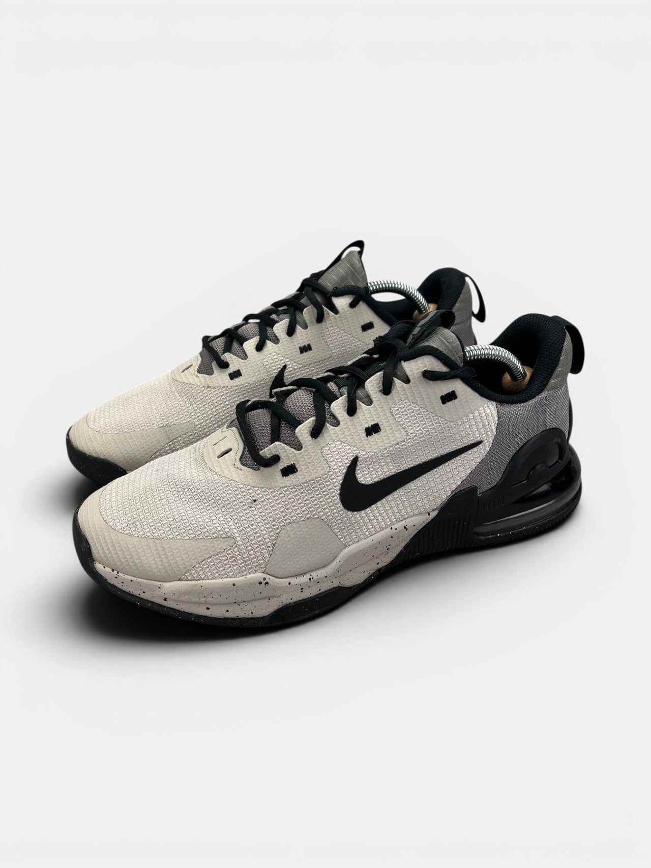 Nike Air Max Alpha Trainer 5 Light Iron Ore/Flat Pewter/Black — buty sportowe męskie w bardzo dobrym stanie rozmiar 43, widok z boku