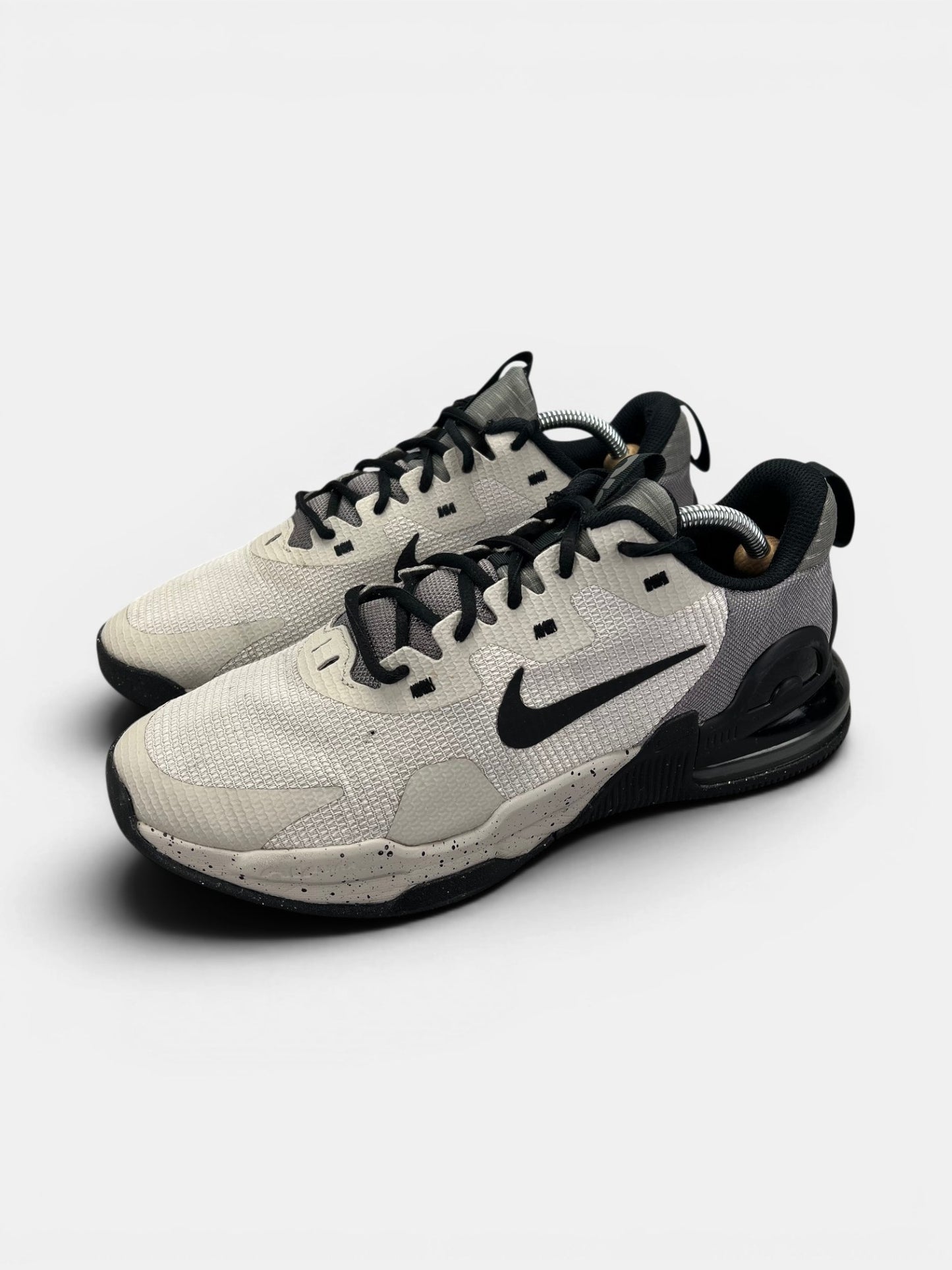 Nike Air Max Alpha Trainer 5 Light Iron Ore/Flat Pewter/Black — buty sportowe męskie w bardzo dobrym stanie rozmiar 43, widok z boku