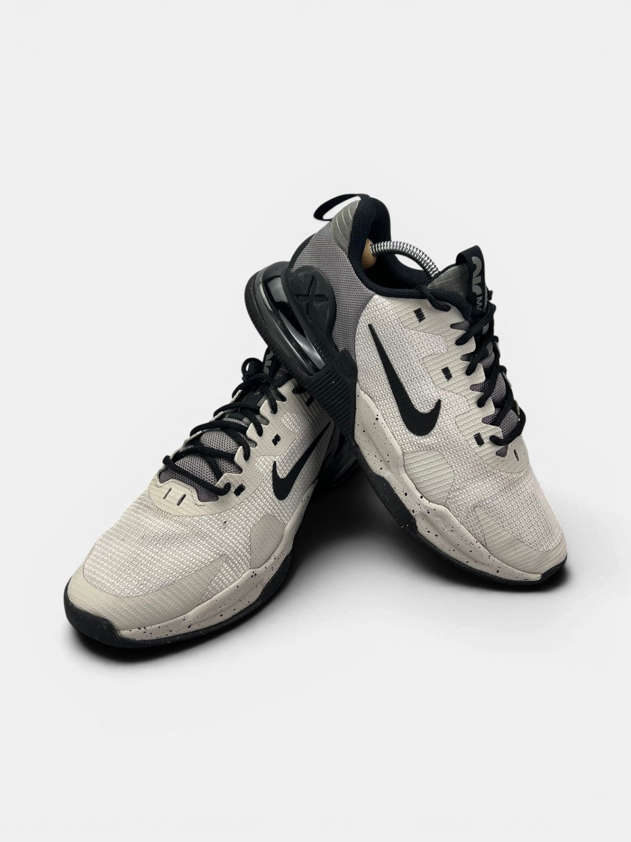 Nike Air Max Alpha Trainer 5 Light Iron Ore/Flat Pewter/Black — buty sportowe męskie w bardzo dobrym stanie rozmiar 43, boczny profil