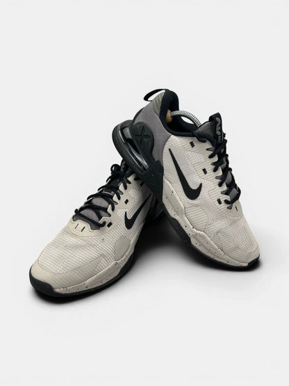 Nike Air Max Alpha Trainer 5 Light Iron Ore/Flat Pewter/Black — buty sportowe męskie w bardzo dobrym stanie rozmiar 43, boczny profil