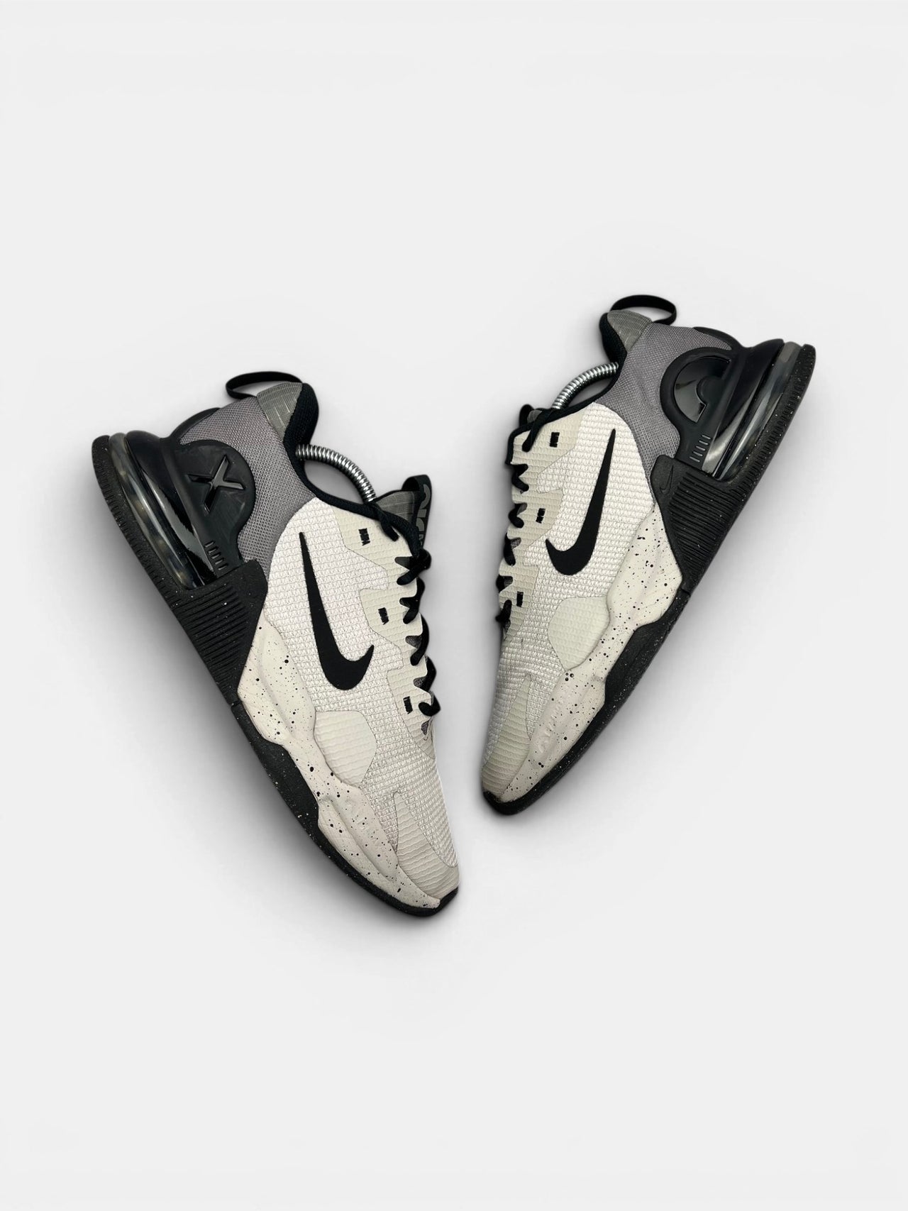 Nike Air Max Alpha Trainer 5 Light Iron Ore/Flat Pewter/Black — buty sportowe męskie w bardzo dobrym stanie rozmiar 43, widok z góry na zewnętrzną stronę butów