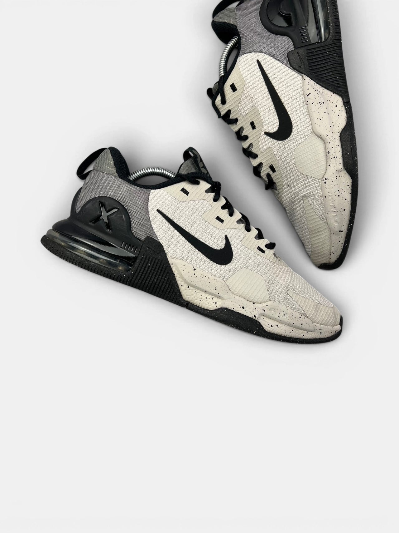 Nike Air Max Alpha Trainer 5 Light Iron Ore/Flat Pewter/Black — buty sportowe męskie w bardzo dobrym stanie rozmiar 43, zewnętrzny panel prawego buta