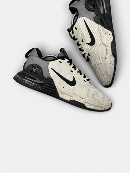 Nike Air Max Alpha Trainer 5 Light Iron Ore/Flat Pewter/Black — buty sportowe męskie w bardzo dobrym stanie rozmiar 43, zewnętrzny panel prawego buta