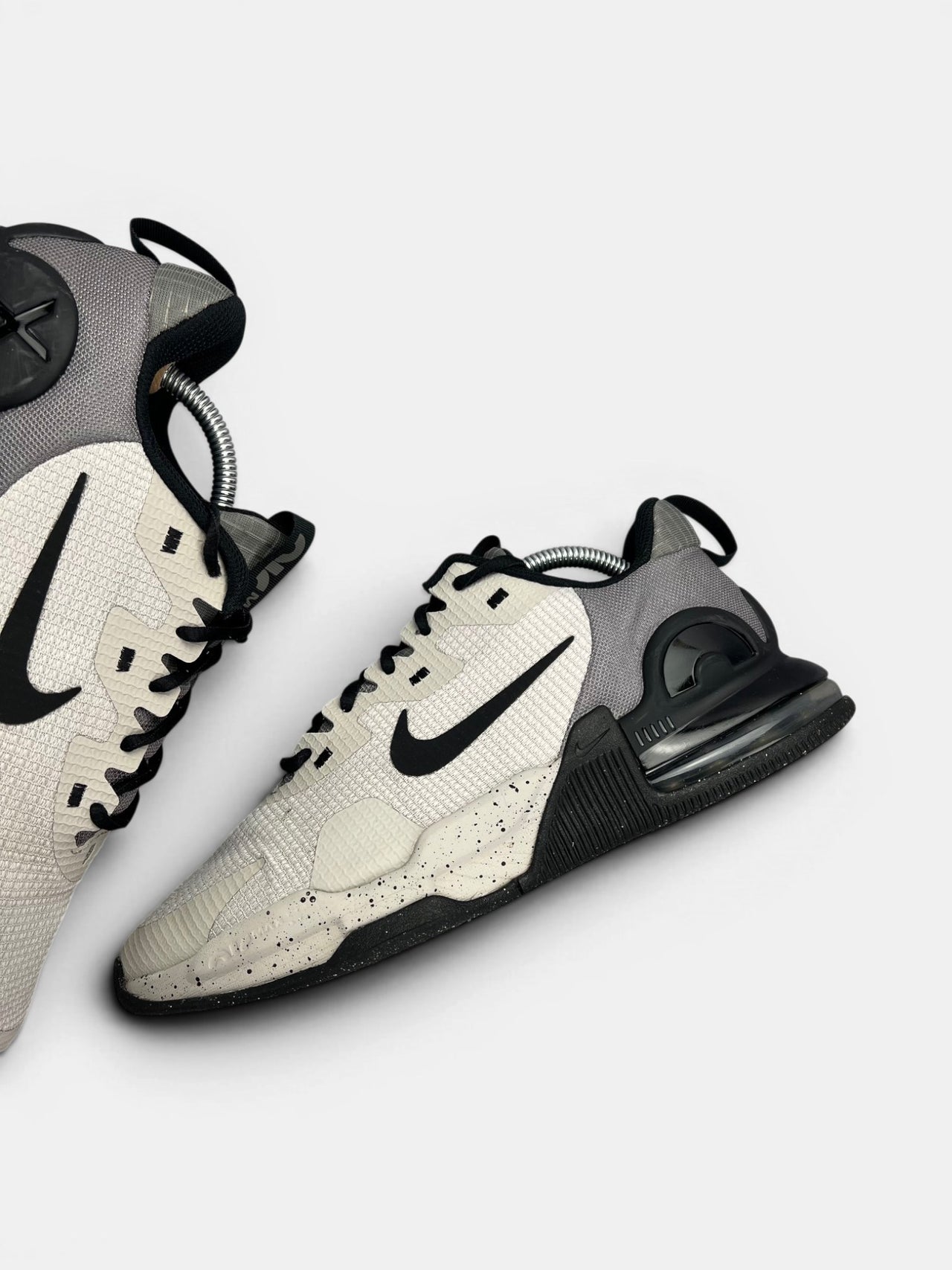 Nike Air Max Alpha Trainer 5 Light Iron Ore/Flat Pewter/Black — buty sportowe męskie w bardzo dobrym stanie rozmiar 43, zewnętrzny panel lewego buta