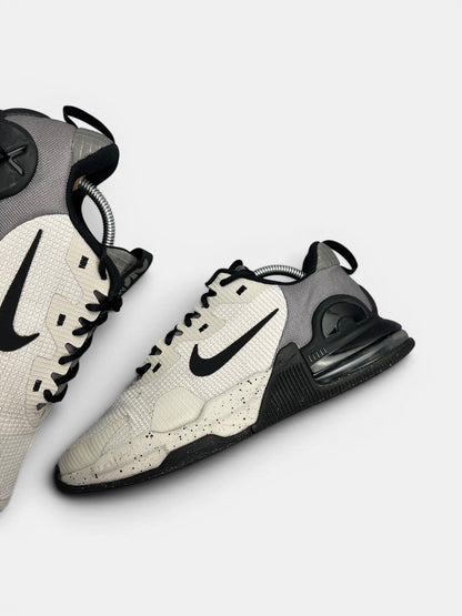 Nike Air Max Alpha Trainer 5 Light Iron Ore/Flat Pewter/Black — buty sportowe męskie w bardzo dobrym stanie rozmiar 43, zewnętrzny panel lewego buta