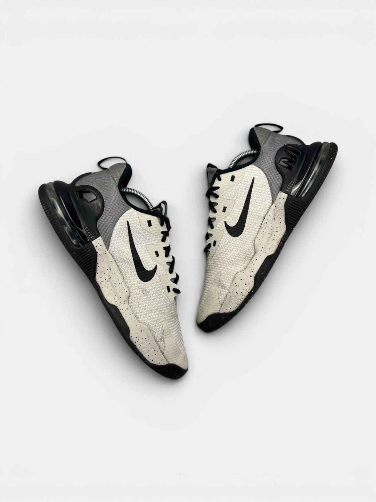 Nike Air Max Alpha Trainer 5 Light Iron Ore/Flat Pewter/Black — buty sportowe męskie w bardzo dobrym stanie rozmiar 43, widok z góry na wewnętrzną stronę butów