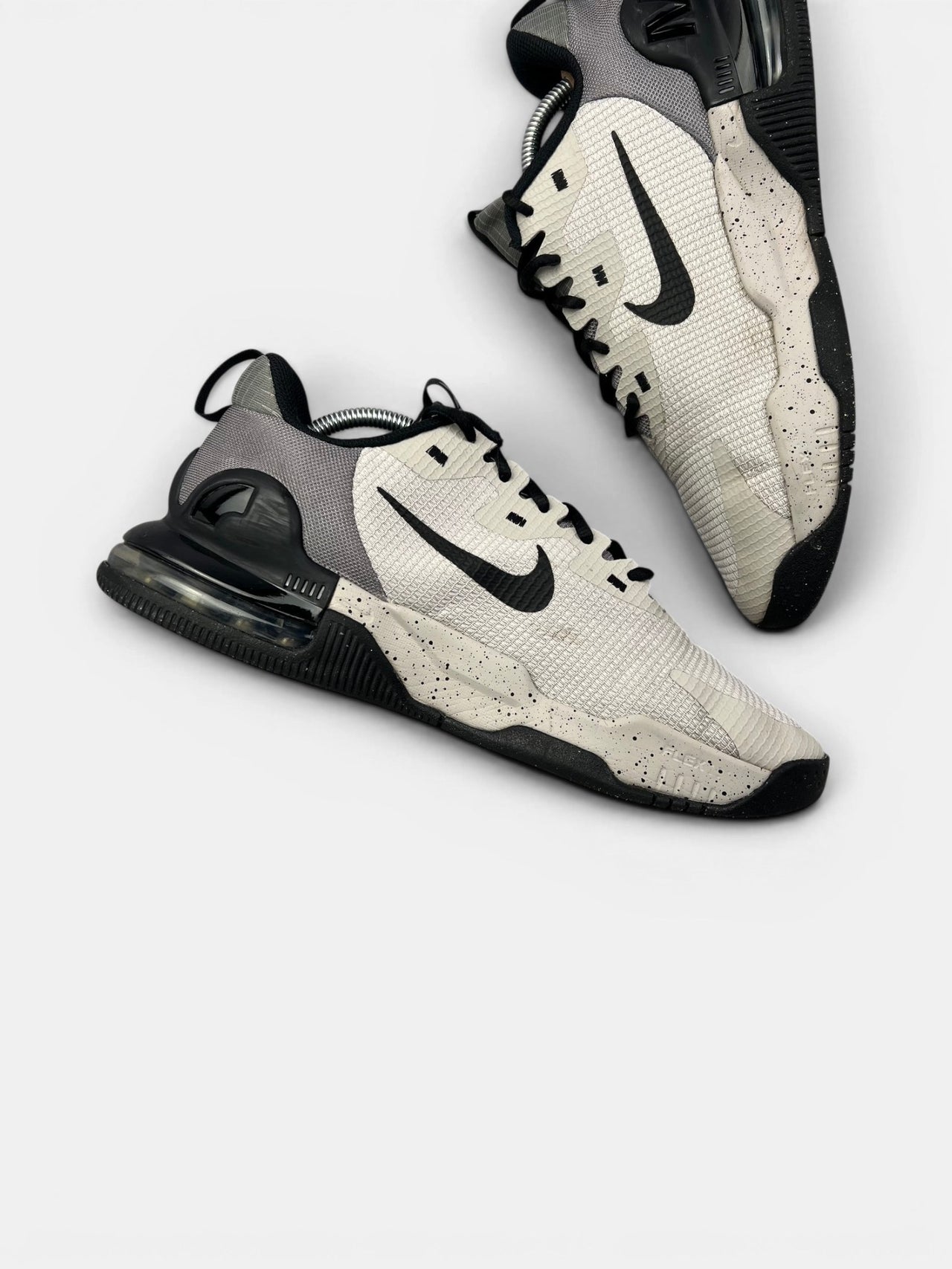 Nike Air Max Alpha Trainer 5 Light Iron Ore/Flat Pewter/Black — buty sportowe męskie w bardzo dobrym stanie rozmiar 43, wewnętrzny panel lewego buta