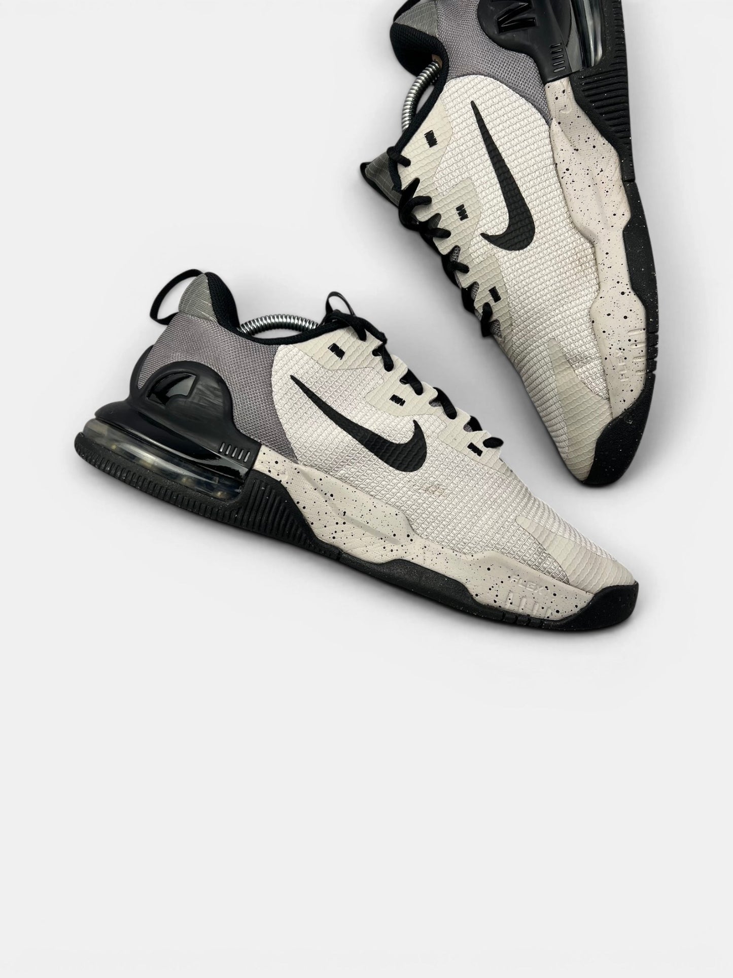Nike Air Max Alpha Trainer 5 Light Iron Ore/Flat Pewter/Black — buty sportowe męskie w bardzo dobrym stanie rozmiar 43, wewnętrzny panel lewego buta