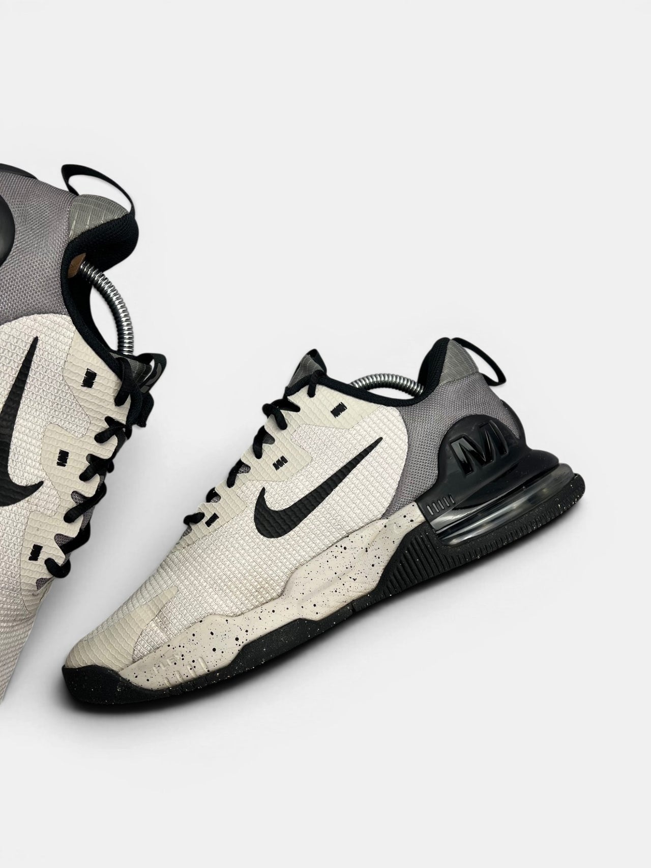 Nike Air Max Alpha Trainer 5 Light Iron Ore/Flat Pewter/Black — buty sportowe męskie w bardzo dobrym stanie rozmiar 43, wewnętrzny panel prawego buta
