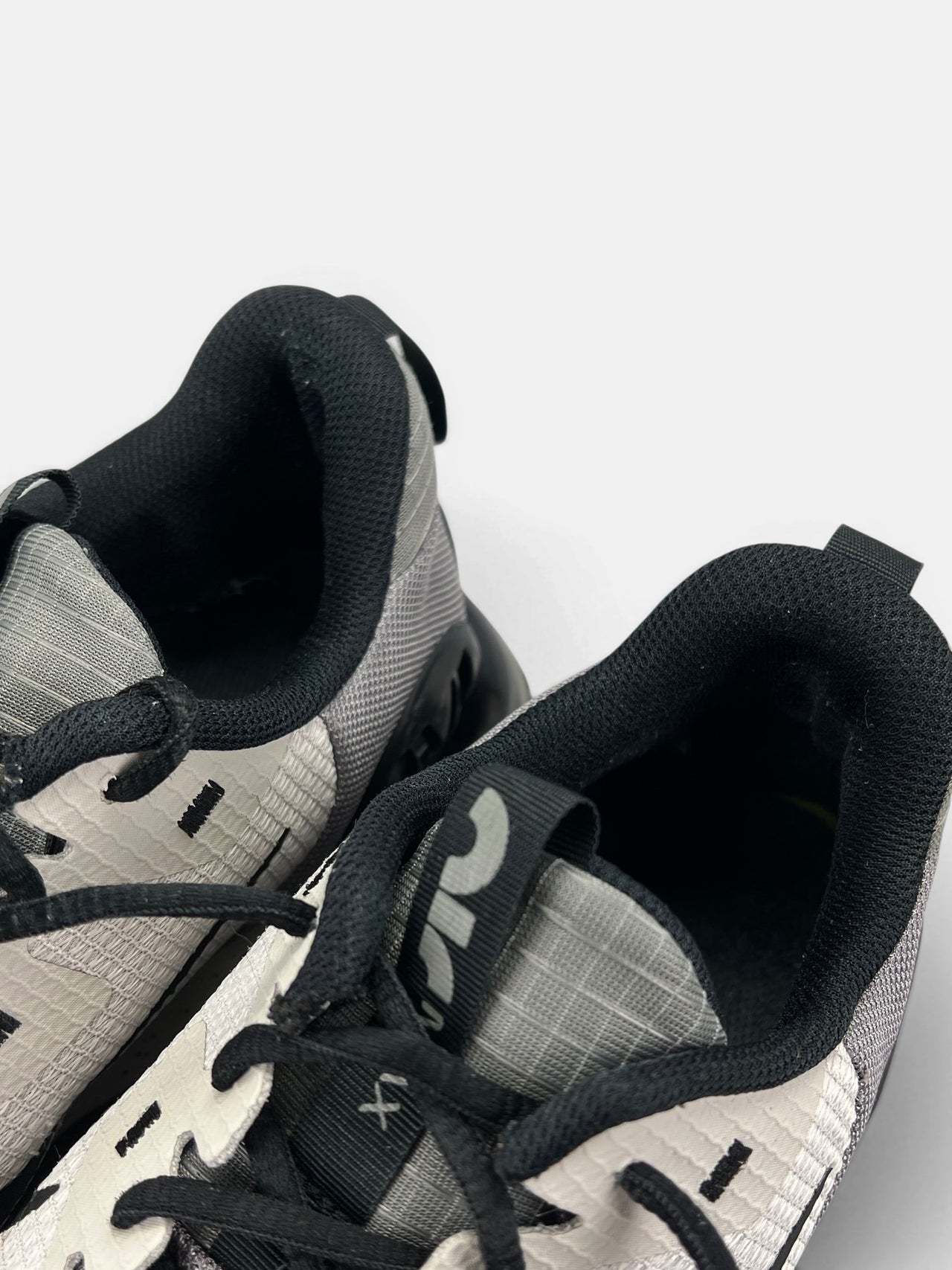 Nike Air Max Alpha Trainer 5 Light Iron Ore/Flat Pewter/Black — buty sportowe męskie w bardzo dobrym stanie rozmiar 43, zapiętki butów