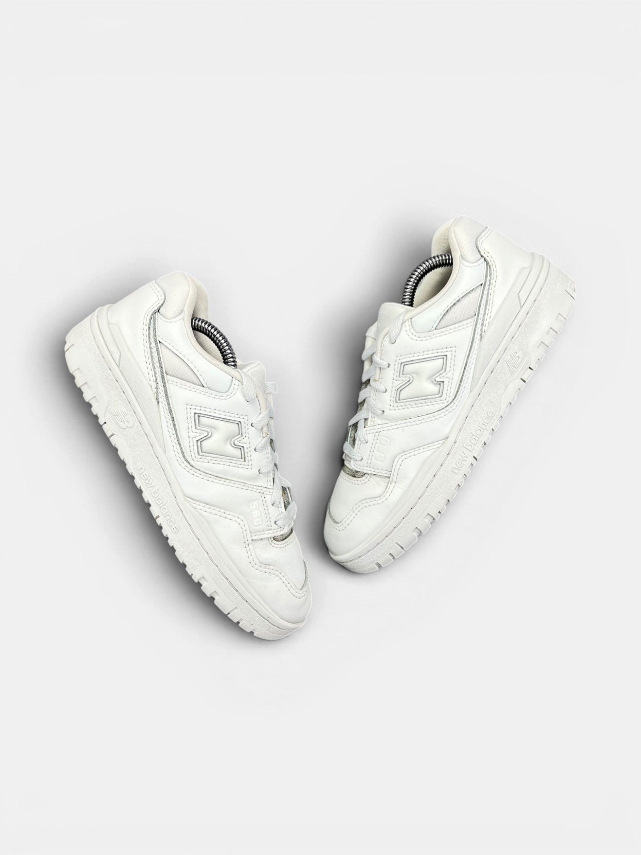 New Balance 550 — buty sportowe damskie w bardzo dobrym stanie rozmiar 38, widok z góry na zewnętrzną stronę butów