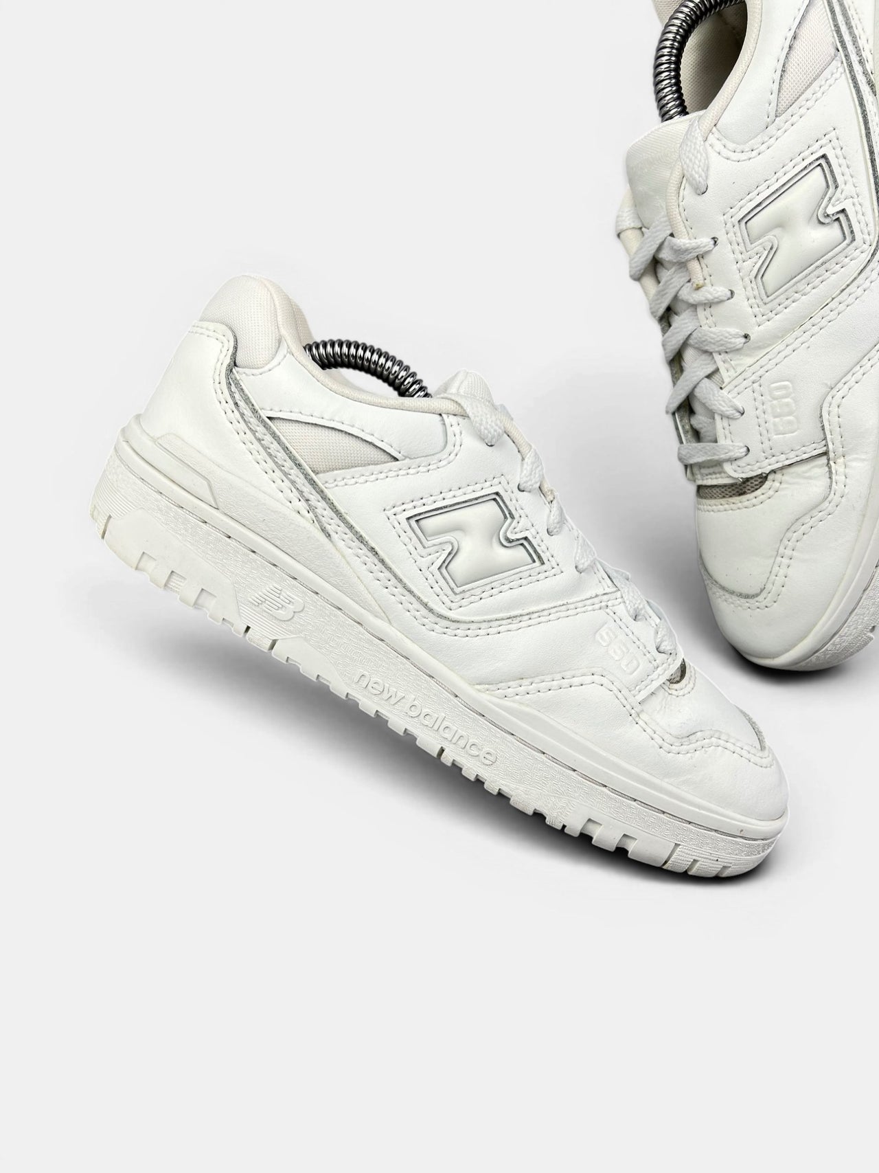 New Balance 550 — buty sportowe damskie w bardzo dobrym stanie rozmiar 38, zewnętrzny panel prawego buta