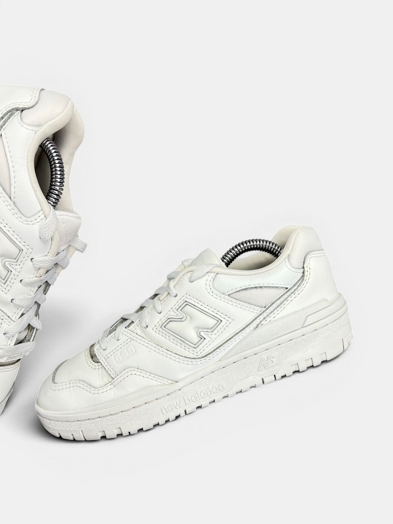 New Balance 550 — buty sportowe damskie w bardzo dobrym stanie rozmiar 38, zewnętrzny panel lewego buta