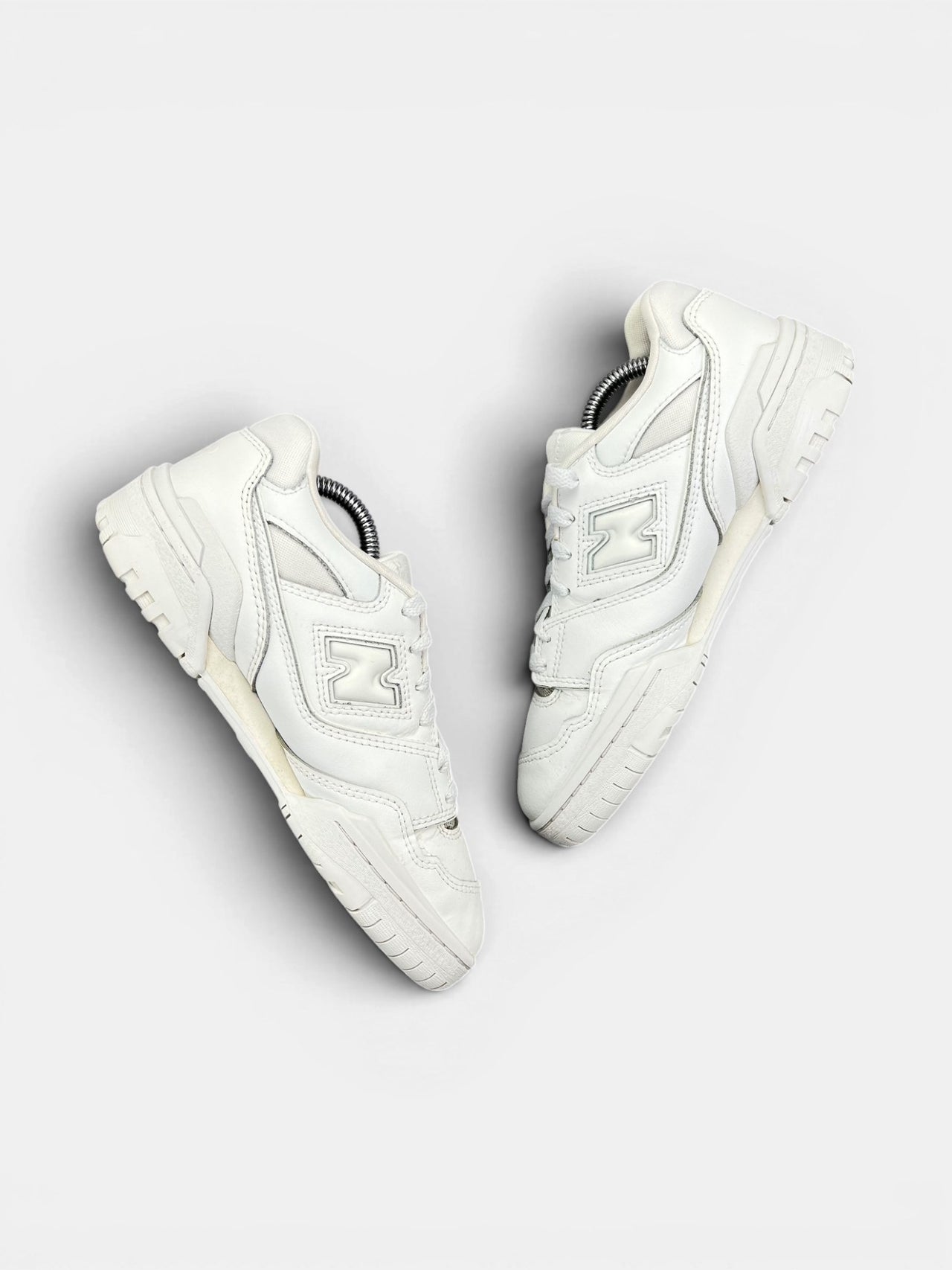 New Balance 550 — buty sportowe damskie w bardzo dobrym stanie rozmiar 38, widok z góry na wewnętrzną stronę butów