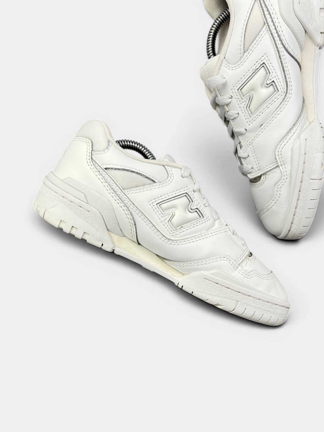 New Balance 550 — buty sportowe damskie w bardzo dobrym stanie rozmiar 38, wewnętrzny panel lewego buta